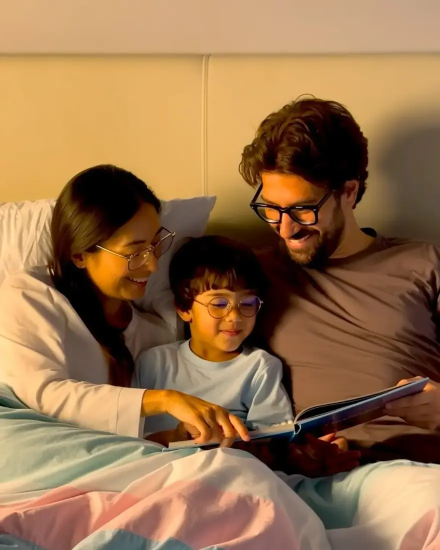 Una famiglia legge insieme la sera